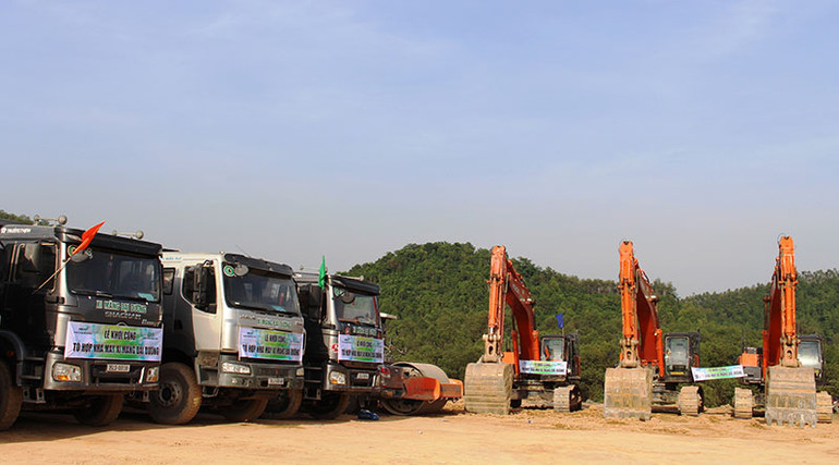 Các phương tiện cơ giới tham gia động thổ khởi công xây dựng Nhà máy xi-măng Đại Dương. Thanh Hóa khánh thành và khởi công công trình chào mừng Đại hội Đảng bộ tỉnh lần thứ 19 -0