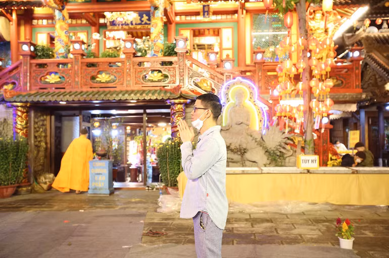 Người dân Đà Nẵng mua lộc may mắn đầu năm -0