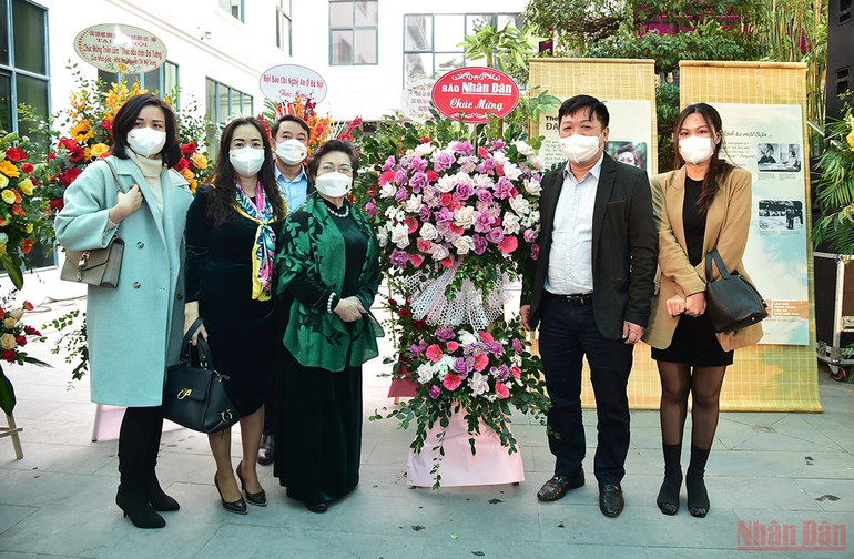 Lãnh đạo Báo Nhân Dân tặng hoa chúc mừng tác giả Nguyễn Thị Mỹ Dung. Triển lãm -0