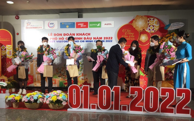 Đón các vị khách du lịch nội địa đầu tiên của năm 2022 -0