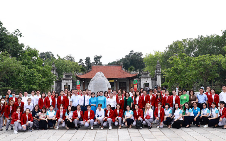 Các đại biểu chụp ảnh lưu niệm cùng các nữ vận động viên. Lan tỏa bản lĩnh, khát vọng vươn cao của các nữ vận động viên Việt Nam -0