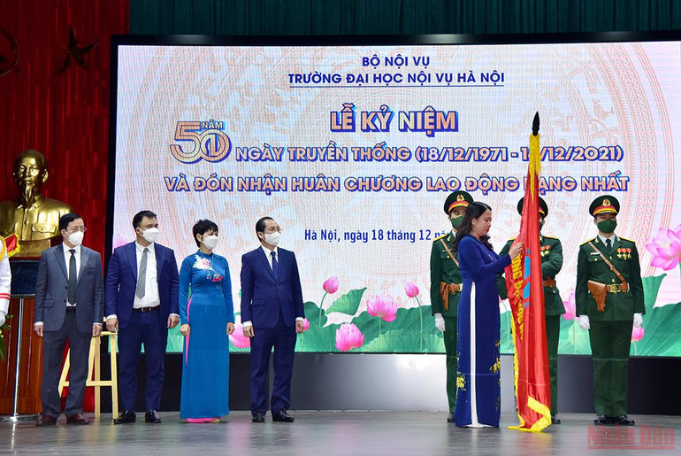 Phó Chủ tịch nước Võ Thị Ánh Xuân trao Huân chương Lao động hạng Nhất tặng Trường Đại học Nội vụ Hà Nội. (Ảnh: Thành Đạt) Lễ kỷ niệm 50 năm ngày truyền thống trường Đại học Nôi vụ Hà Nội và đón nhận Huân chương Lao động hạng Nhất -0