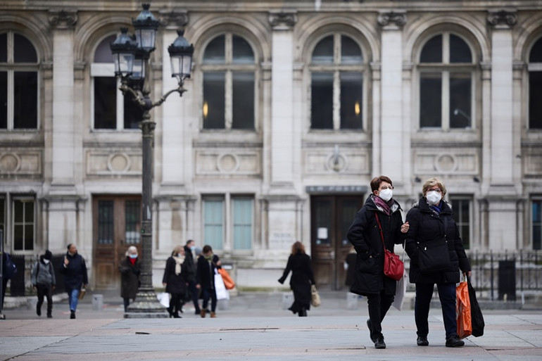 Người dân Pháp đeo khẩu trang đi bộ trước Tòa thị chính Paris, thủ đô Paris, Pháp, ngày 25/1/2022. (Ảnh: REUTERS) “Omicron tàng hình” chiếm 1/3 số ca mắc mới Covid-19 tại Mỹ -0