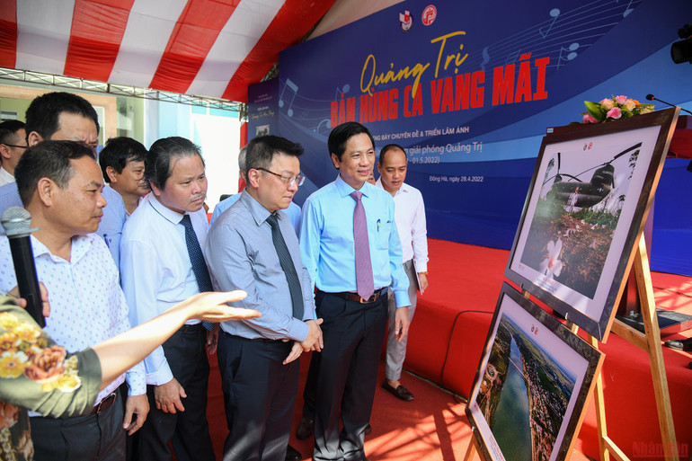 Triển lãm “Quảng Trị - Bản hùng ca vang mãi” -0