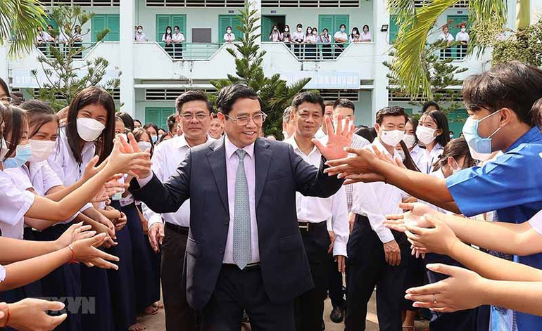 Thủ tướng Phạm Minh Chính với học sinh Trường Trung học phổ thông Dân tộc nội trú Huỳnh Cương. Thủ tướng thăm Trường Trung học phổ thông Dân tộc nội trú Huỳnh Cương, tỉnh Sóc Trăng -0
