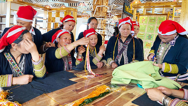 Xưởng thêu của Lý Tả Mẩy có đội ngũ thợ giỏi tay nghề. Giấc mơ vượt núi -0