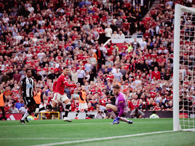 Cận cảnh Ronaldo lập cú đúp trong ngày ra mắt Man United -0