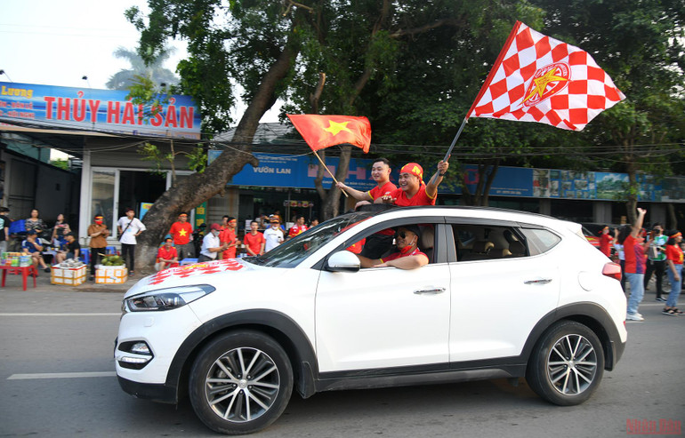 Cổ động viên Việt Nam khuấy động SVĐ Việt Trì trước giờ G -0