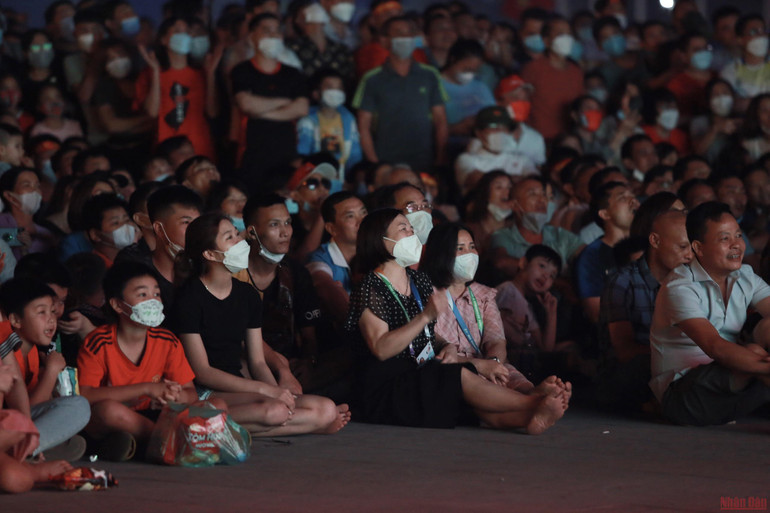 Bà Lê Thị Bích Ngọc (Việt Trì, Phú Thọ) chia sẻ: &quot;Đây là sự kiện đặc biệt nên từ chiều, bà đã cùng gia đình sắp xếp thời gian để tham gia&quot;.