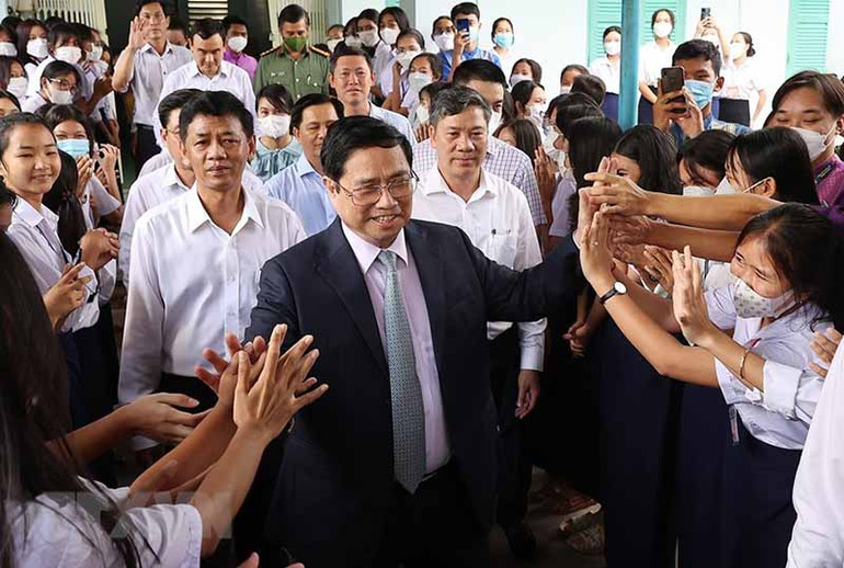 Thủ tướng cũng mong muốn các thầy cô giáo và học sinh Trường Huỳnh Cương sẽ phát huy truyền thống, phát triển toàn diện, đạt được nhiều kết quả tốt hơn nữa trong dạy và học. Thủ tướng thăm Trường Trung học phổ thông Dân tộc nội trú Huỳnh Cương, tỉnh Sóc Trăng -2
