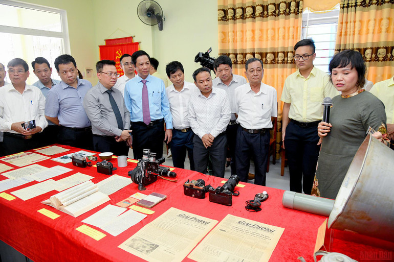 Triển lãm “Quảng Trị - Bản hùng ca vang mãi” -0