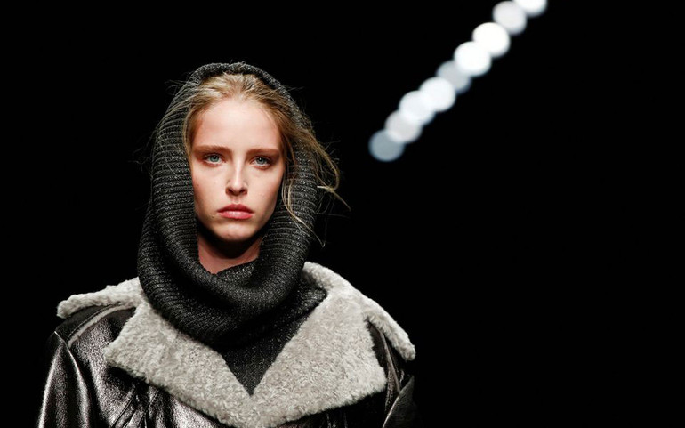 Tuần lễ thời trang Milan khai trương với chất liệu voan và tweet -0