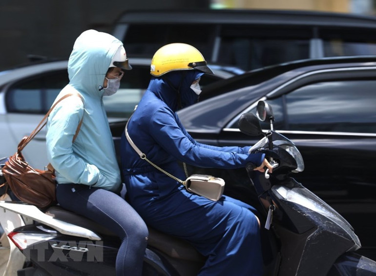 [Photo] Hà Nội trải qua đợt cao điểm nắng nóng, có lúc tới 40 độ C -0