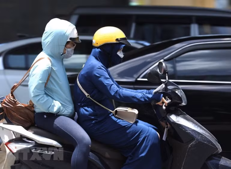 [Photo] Hà Nội trải qua đợt cao điểm nắng nóng, có lúc tới 40 độ C -0