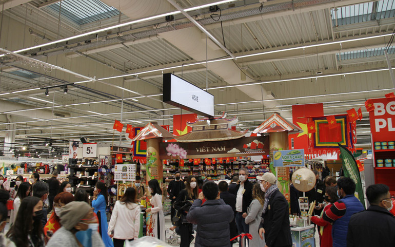 Siêu thị Carrefour ở thành phố Collégien sôi động trong ngày đầu của Tuần hàng Việt Nam. Tuần hàng Việt Nam đầu tiên trong hệ thống siêu thị Carrefour ở Pháp -0