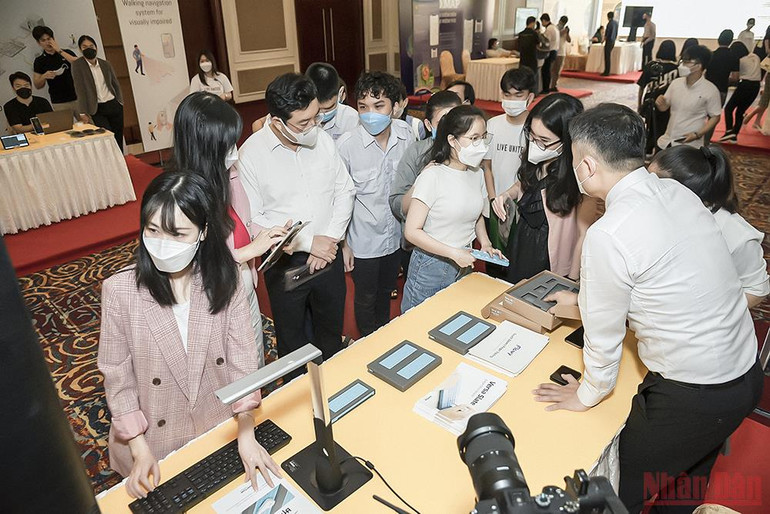 Khu trải nghiệm bảng chữ nổi và camera thông minh cho người khiếm thị. Xây dựng thành phố thông minh không rào cản cho người khuyết tật -0