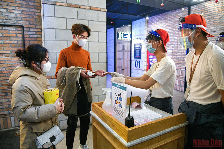 Rạp chiếu phim ở Hà Nội ngày đầu mở cửa trở lại, lượng người đến xem khá vắng -0