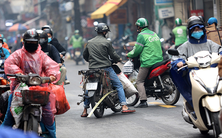 Xe máy “đồng nát” tung hoành trên đường phố Hà Nội -4