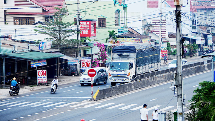 Quốc lộ 1A đang cần vốn để cải tạo và mở rộng. Ảnh: NGUYỆT ANH Tìm vốn cho dự án đường bộ cao tốc -0