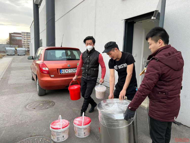 Những màu áo thanh niên trên biên giới Ukraine -0