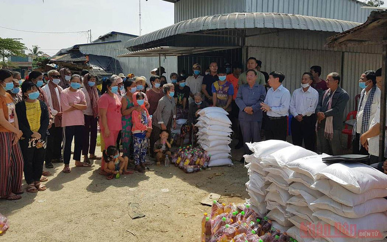 Người Việt Nam tại Cam-pu-chia tiếp tục quyên góp ủng hộ nhân dân vùng lũ miền trung -0