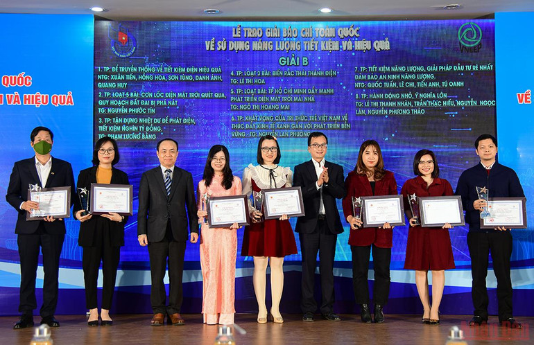Ban tổ chức trao giải B cho các tác giả đoạt giải. (Ảnh: Thành Đạt) Báo Nhân Dân điện tử đoạt giải A “Giải thưởng báo chí tuyên truyền về sử dụng năng lượng tiết kiệm và hiệu quả năm 2021” -3