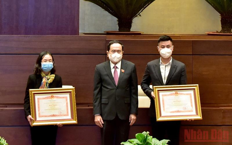 Phó Chủ tịch Thường trực Quốc hội Trần Thanh Mẫn trao tặng Bằng khen của Thủ tướng Chính phủ cho các cá nhân có thành tích xuất sắc. (Ảnh: Duy Linh). Pho_chu_tich_thuong_truc_QH_Tran-1640955694340.jpg