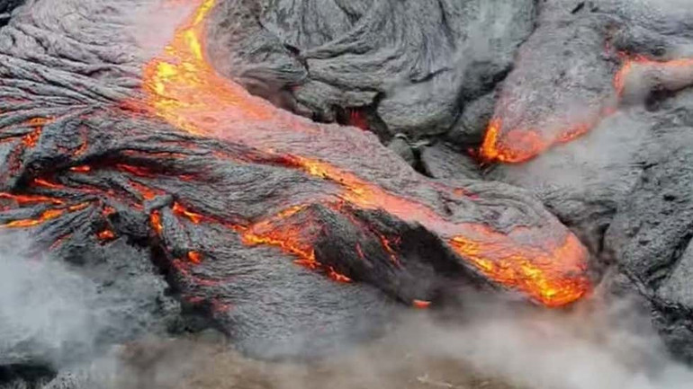 Hình ảnh núi lửa 6.000 năm tuổi phun trào ở Iceland -0