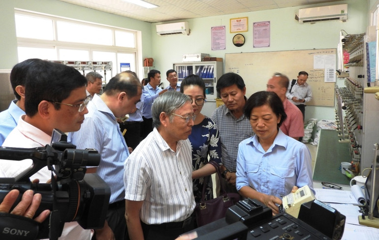 Kiểm tra công tác ghi chỉ số, lập hóa đơn tiền điện tại miền trung -0