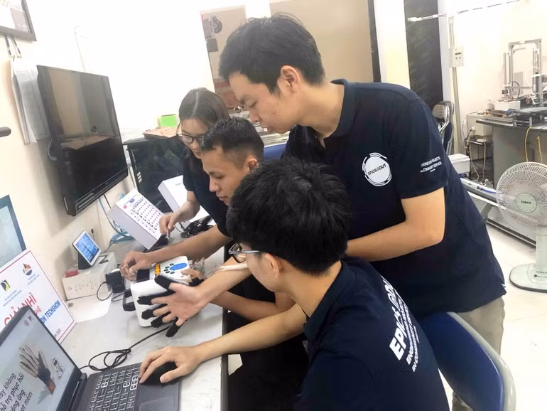 Sáng tạo “Găng tay phục hồi chức năng” cho người đột quỵ -0