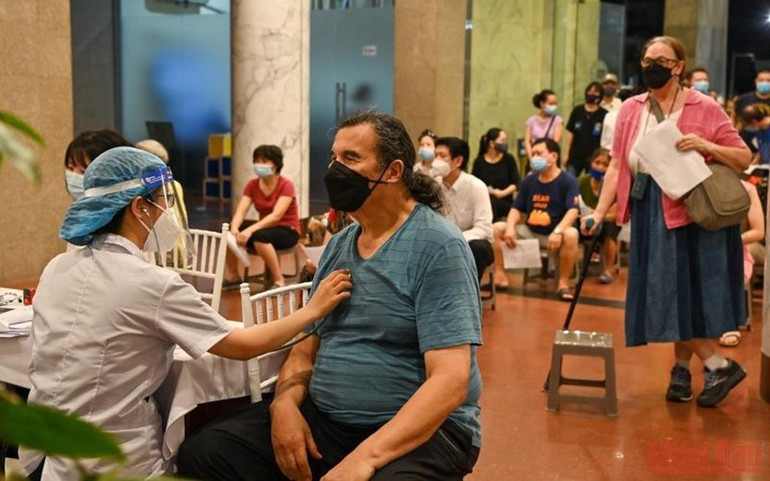 Tiêm chủng vaccine Covid-19: Không phân biệt người Việt Nam hay nước ngoài -0