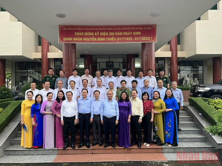 Chủ tịch nước Nguyễn Xuân Phúc chụp ảnh cùng lãnh đạo tỉnh Bến Tre. Bến Tre cần khơi dậy tinh thần Đồng Khởi, ý chí tự lực, tự cường, khát vọng vươn lên -0