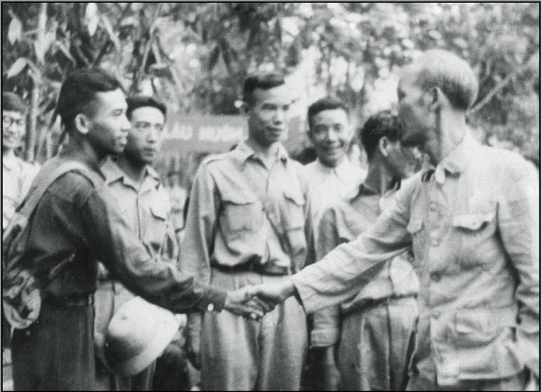 Chủ tịch Hồ Chí Minh bắt tay nhà thơ, nhà báo Thôi Hữu. Trong ảnh, còn có các nhà báo, văn nghệ sĩ: Từ Giấy, Nguyễn Huy Tưởng, Tố Hữu, nhạc sĩ Tử Phác. (Nguồn: NSNA Trần Văn Lưu) Chủ tịch Hồ Chí Minh với người làm báo Việt Nam và bạn bè quốc tế -0