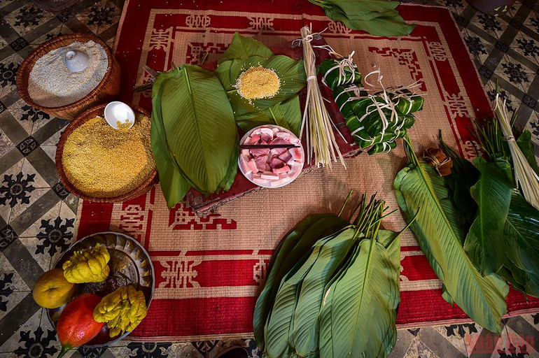 Tết đến, nhà ai cũng phải gói bánh chưng Tết, nào vo gạo, đãi đỗ, mổ lợn, mua lá dong rừng, chẻ lạt giang, và hì hục luộc bánh suốt đêm, ngọn lửa cháy bùng bùng. Nguyên liệu để gói bánh chưng truyền thống ngày Tết gồm có: Gạo nếp, đỗ xanh, thịt ba chỉ, gia vị, lá dong, lạt buộc… (Ảnh: Thành Đạt) Tái hiện hình ảnh Tết xưa – lưu giữ những giá trị truyền thống tốt đẹp -0