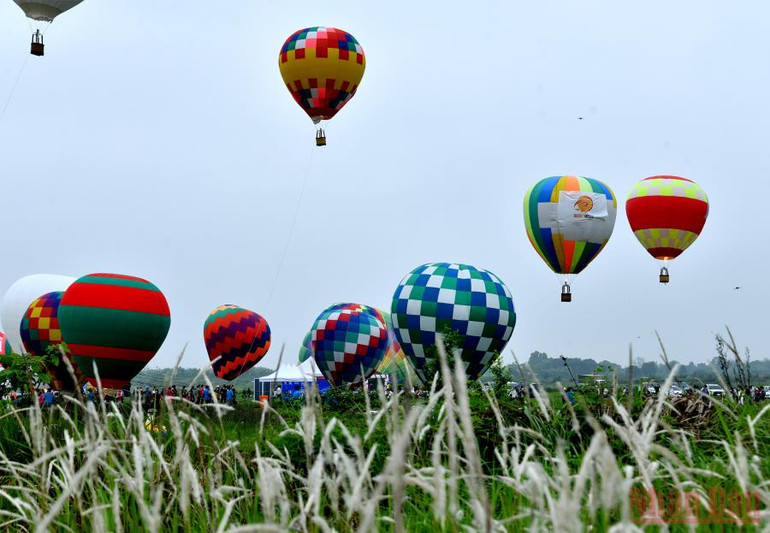 Hà Nội: Trải nghiệm bay khinh khí cầu bên sông Hồng -0