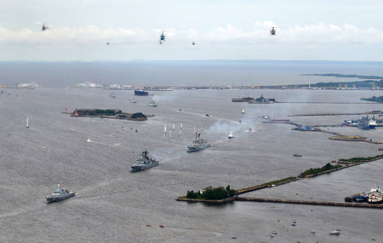 Tàu chiến và máy bay trực thăng Nga. (Ảnh: TASS) Nga duyệt binh kỷ niệm Ngày Hải quân -0