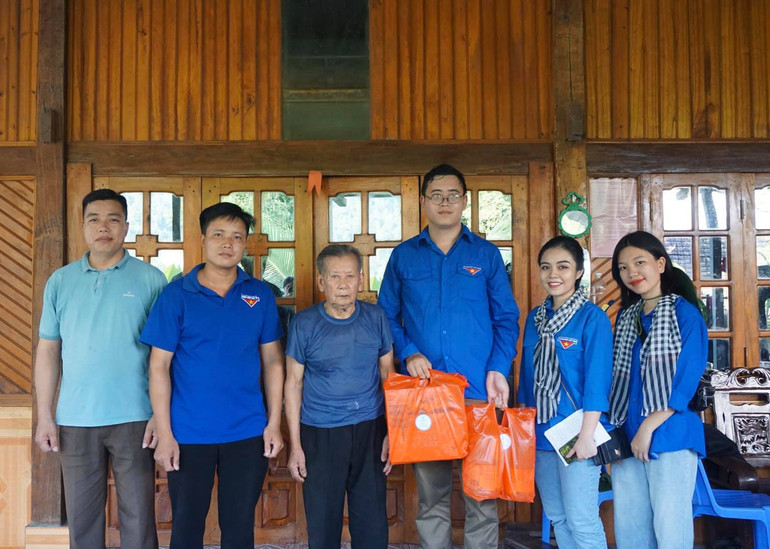 Sinh viên đại học Luật Hà Nội mang “Mùa hè xanh” tới với người dân Sa Pa -1