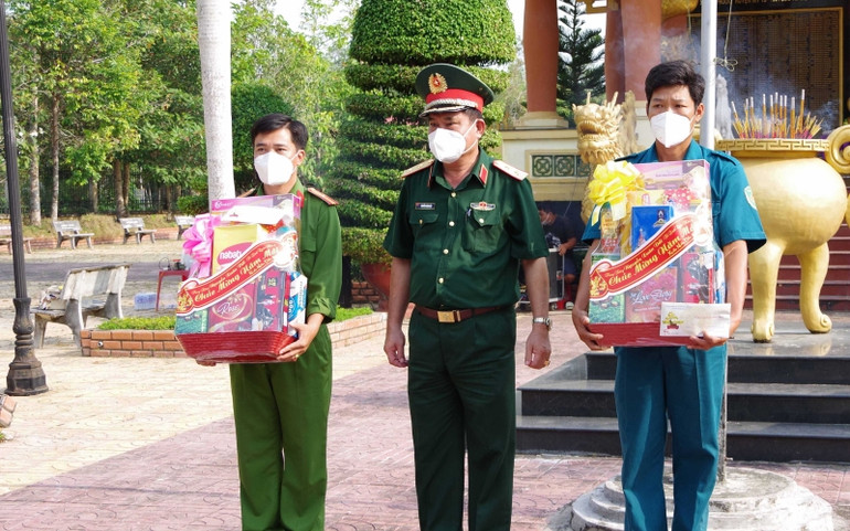 Trung tướng Nguyễn Xuân Dắt tặng quà cho lực lượng Quân sự và Công an xã Mỹ Phước. Quân khu 9 tặng hơn 2 tỷ đồng cho “Quỹ vì người nghèo” huyện Mỹ Tú, tỉnh Sóc Trăng -0