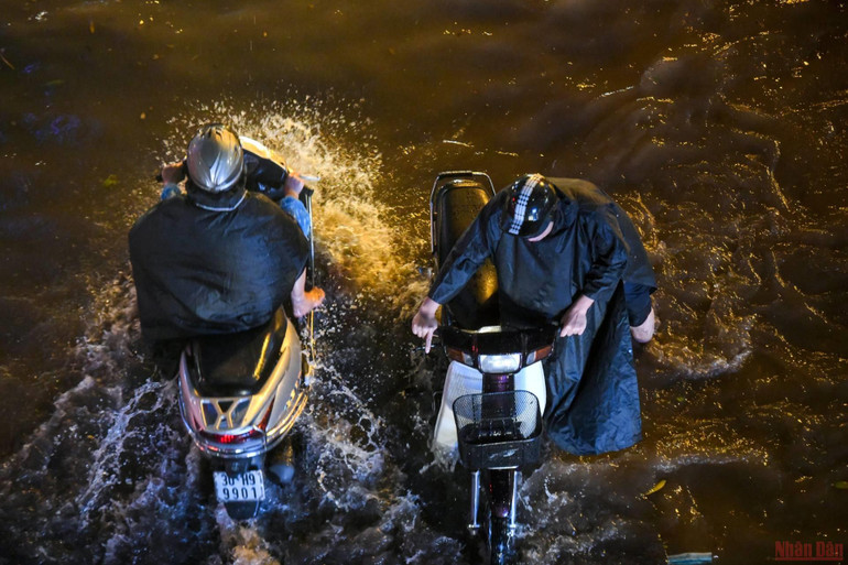 Hình ảnh nhiều tuyến phố ở Hà Nội ngập, ùn tắc do mưa lớn -6