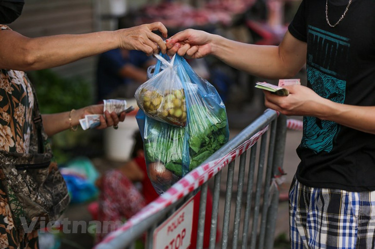 Người dân Thủ đô xếp hàng dùng thẻ để đi chợ thời Covid-19 -0