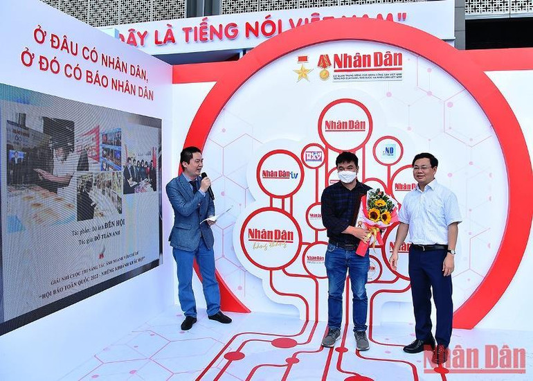 Đồng chí Vũ Duy Hưng, Phó Giám đốc Trung tâm Truyền hình Nhân Dân, Ủy viên Ban Chấp hành Liên Chi hội nhà báo Báo Nhân Dân trao Giải nhì cho tác giả Đỗ Tuấn Anh. (Ảnh: THỦY NGUYÊN) Trao giải Cuộc thi sáng tác ảnh nhanh tại Hội báo toàn quốc năm 2022 -0