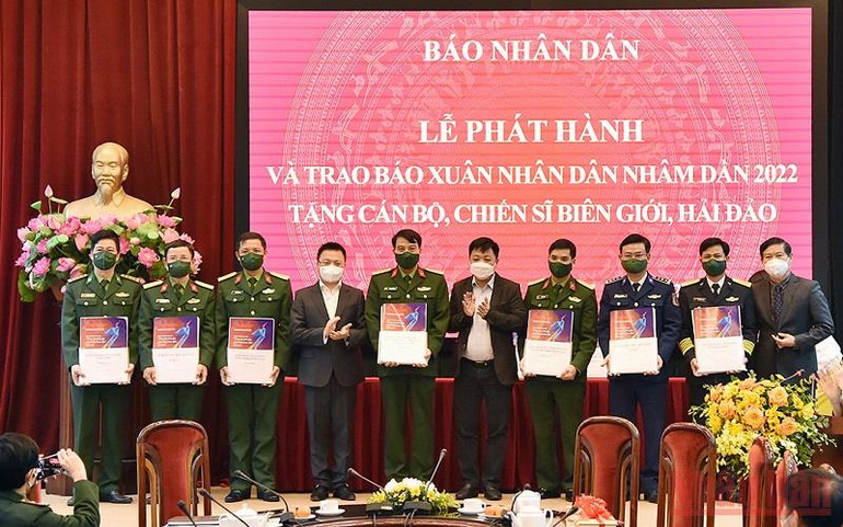 Tổng Biên tập Báo Nhân Dân Lê Quốc Minh, Phó Tổng Biên tập Quế Đình Nguyên cùng đại diện một số đơn vị trao tặng báo Xuân cho đại diện các đơn vị nhận báo. (Ảnh: THỦY NGUYÊN) Trao sách quý và Báo Nhân Dân Xuân Nhâm Dần tặng chiến sĩ nơi biên giới, hải đảo -0