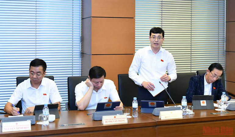 Đại biểu Đỗ Đức Hiển phát biểu tại phiên thảo luận tổ sáng 6/6. (Ảnh: LINH KHOA) Giải điểm nghẽn giao thông, tạo động lực tăng trưởng cho vùng kinh tế trọng điểm phía nam -0