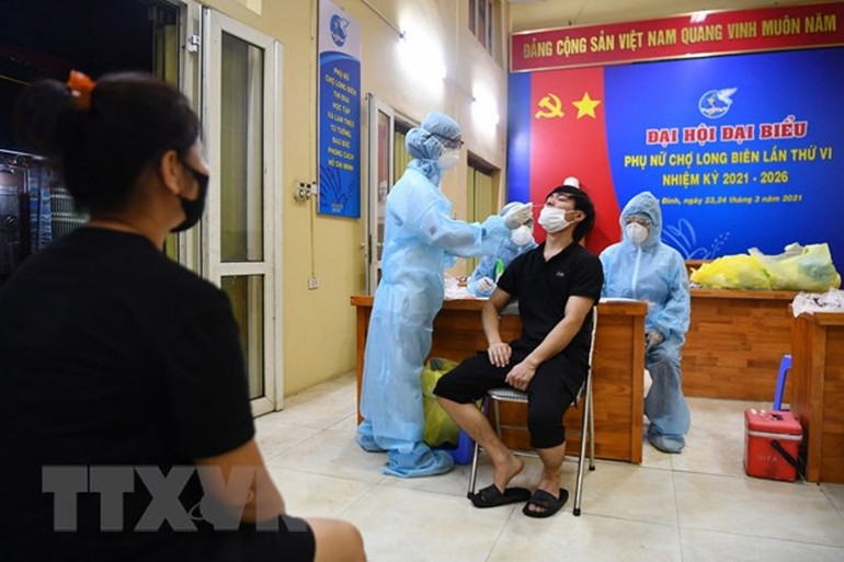 Lấy mẫu xét nghiệm Covid-19 cho tiểu thương chợ Long Biên trong đêm -0