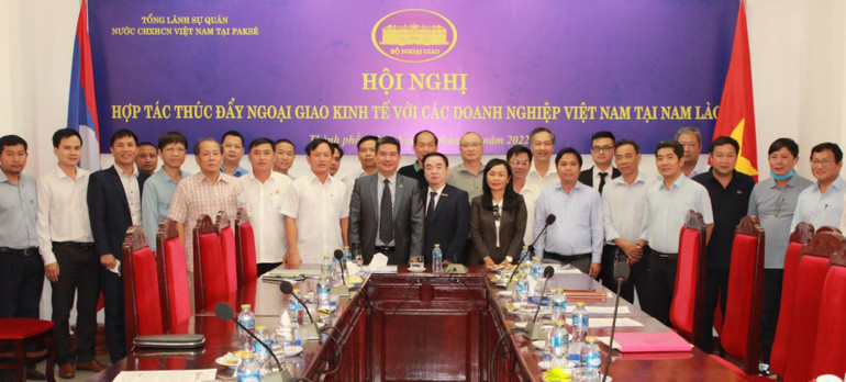 Đại diện các doanh nghiệp lớn của Việt Nam tại Nam Lào tham dự hội nghị ngày 7/1. (Ảnh: Tổng Lãnh sự quán Việt Nam tại Pakse) Thúc đẩy ngoại giao kinh tế với doanh nghiệp Việt Nam tại Nam Lào -0