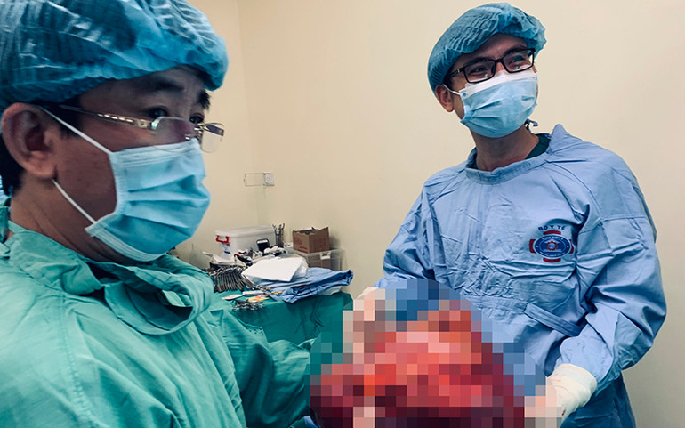 Khối u có kích thước khủng 40cm. Loại bỏ u sau phúc mạc kích thước khủng 40cm -0