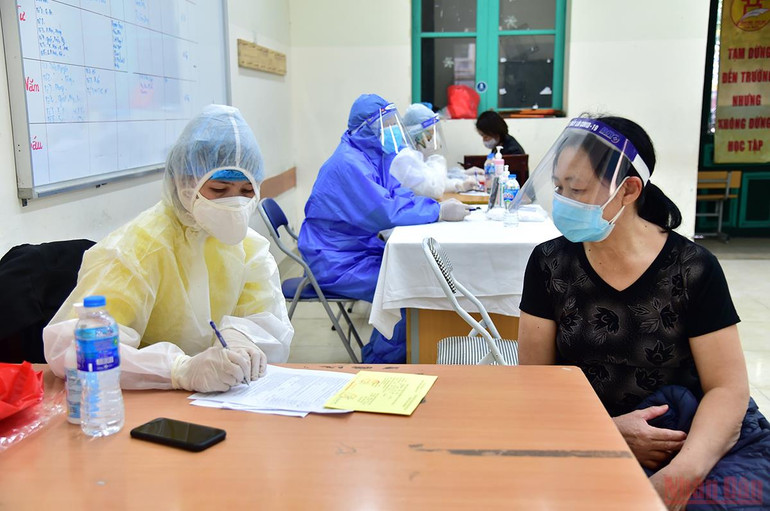 Thực hiện khám sàng lọc cho người dân trước khi vào tiêm. Hà Nội đã tiêm hơn 1 triệu liều vaccine mũi bổ sung và nhắc lại -0