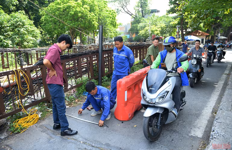 Lắp rào chắn bảo vệ cầu Long Biên -0