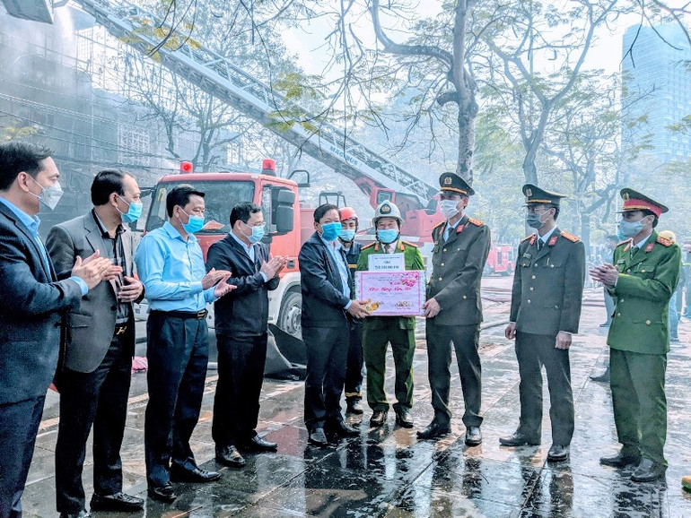 Kịp thời dập tắt đám cháy lớn tại Hải Phòng -0