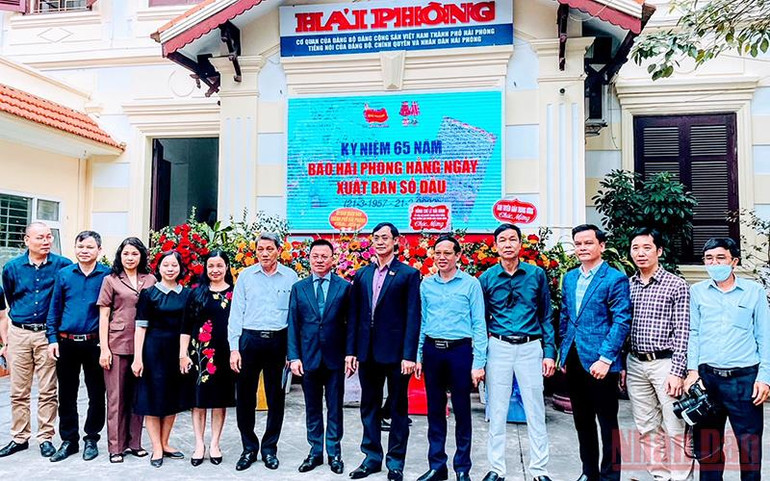 Tổng Biên tập Báo Nhân Dân Lê Quốc Minh cùng với cán bộ, phóng viên Báo Hải Phòng. Tổng Biên tập Báo Nhân Dân Lê Quốc Minh thăm và làm việc với Báo Hải Phòng -0